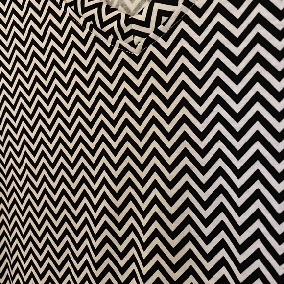 V-Neck Tee (high-low) - Picture 3 of 4